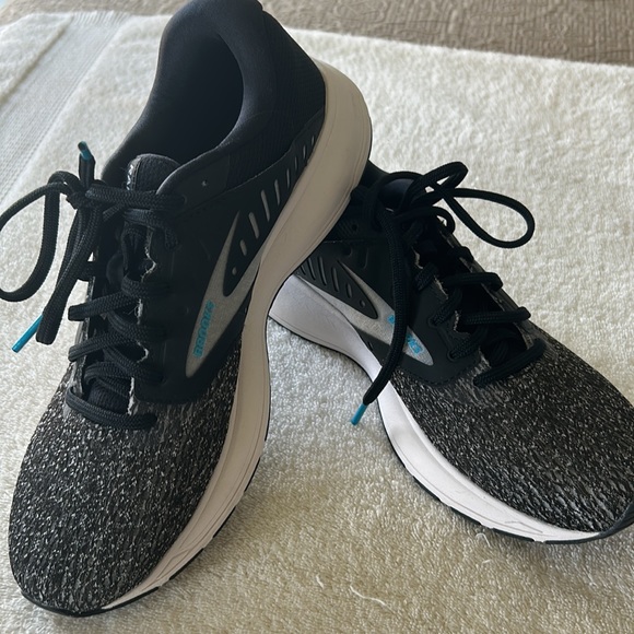 Woman's running shoe. Worn 1 time. - Picture 2 of 3